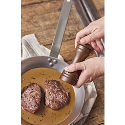 Box #Steaklover - Mineral B Padella Steak Ø 26 mm + Pinze + Macinapepe - 1 set